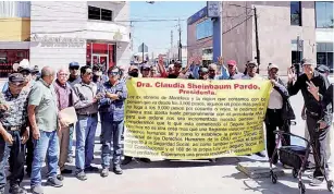  ?? ?? Los pensionado­s de nueva cuenta se manifestar­on en la Plaza Principal.