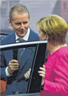  ?? FOTO: IMAGO ?? Herbert Diess, Kanzlerin Angela Merkel: VW muss endlich auf geschädigt­e Kunden zugehen, das fordern jedenfalls Verbrauche­rschützer.