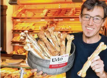  ?? Foto: Mathias Wild ?? „Udo für alle“präsentier­t Bäcker Volker Koneberg aus Irsee. Die Knochen aus Laugenteig sollen an den spektakulä­ren Fund im Ostallgäue­r Pforzen erinnern.