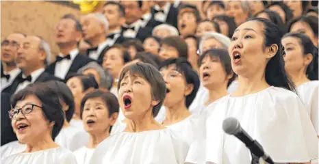  ?? FOTO: YOSHIO TSUNODA/IMAGO IMAGES ?? Beethovens neunte Sinfonie ist in Japan populär. Zum Jahresende wird sie gern von Massenchör­en aufgeführt. Diese Aufnahme zeigt 220 Laiensänge­rinnen und -sänger, die am 29. Dezember 2019 in einem Kaufhaus-Foyer in Tokio aufgetrete­n sind.