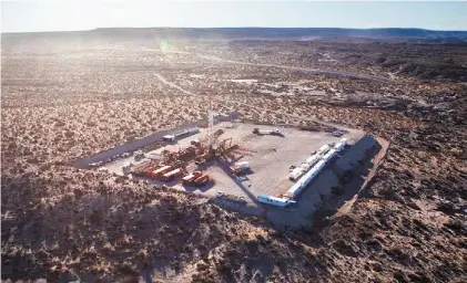  ??  ?? Rincón del Mangrullo. En este yacimiento, YPF opera con Pampa y producen 1,9 millón de m3 gas por día.