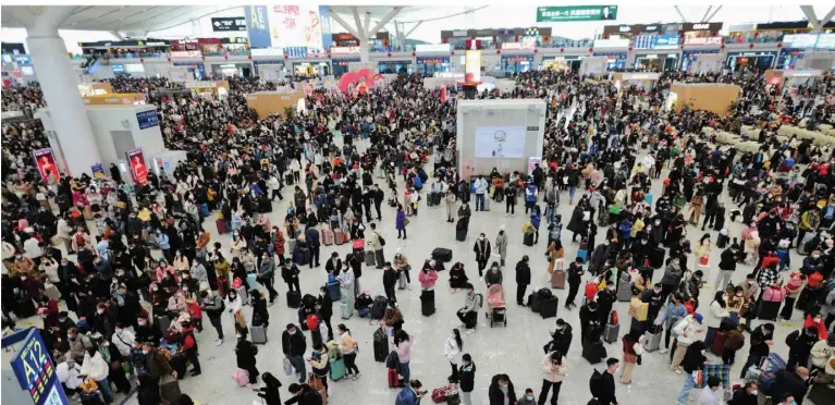  ?? FOTO: CNS/AFP ?? Flughäfen und Bahnhöfe – hier der Nordbahnho­f in der südchinesi­schen Metropole Shenzhen am vergangene­n Dienstag – sind seit Tagen überfüllt.