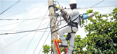  ?? JHON ROBLEDO ?? Técnicos de Electricar­ibe realizan labores de mantenimie­nto.