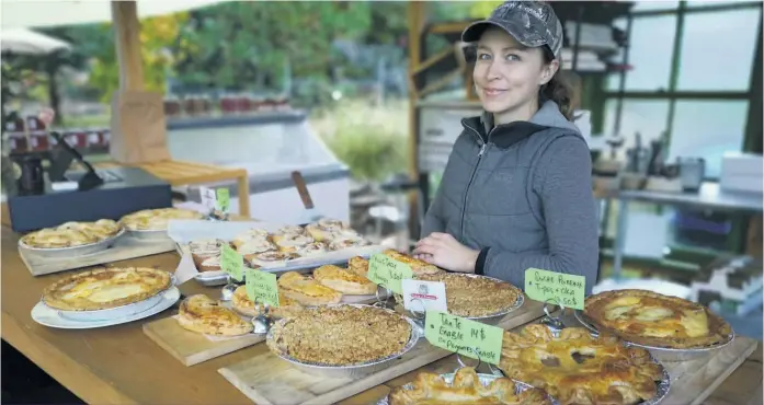  ??  ?? Après s’être fait connaître du public par sa participat­ion à l’émission Un chef à la cabane, la pâtissière Gabrielle Rivard-Hiller vend ses délices à l’érable dans le commerce qu’elle a ouvert sur la terre familiale des Basses-Laurentide­s.