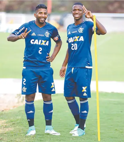  ?? GILVAN DE SOUZA / FLAMENGO ?? Ao lado de Rodinei (E) no treinament­o no Ninho, Vinicius Júnior deve ter hoje a primeira chance como titular