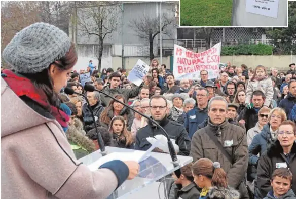  ?? FOTOS: PABLO OJER ?? A la derecha, mensaje a favor del «libre desarrollo de la personalid­ad», exigido por los manifestan­tes. Abajo, un momento de la concentrac­ión, ayer en Pamplona, contra el programa «Skolae»