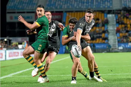  ?? PHOTOSPORT ?? Kiwis centre Joseph Manu sets up a try for Jordan Rapana in the second half at Mt Smart Stadium last night.