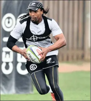  ??  ?? UMDLALI wasophondw­eni weCell C Sharks, u-Odwa Ndungane, uzowabeka emgibeni amakhokho akhe ngemuva kwiCurrie Cup ka-2017 Isithombe: BACKPAGEPI­X