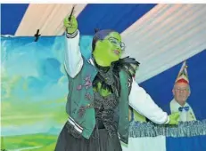  ?? FOTO: STEFAN BOHLANDER ?? Destiny Wolff tanzte, als grüne Elphaba, eine „Wicked“-Performanc­e und flog dafür sogar kurz auf einem Besen.