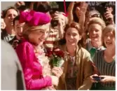  ??  ?? KATE ALS STATISTIN? Bei Fans ging eine Szene viral, in der die Herzogin Emma Corrin zujubelt. Leider Fake!