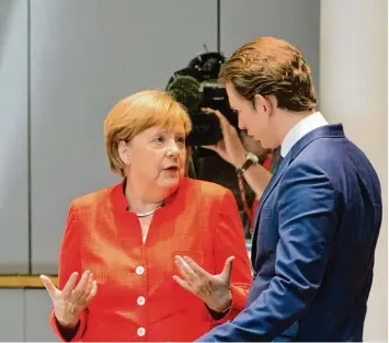  ?? Foto: Virginia Mayo, dpa ?? Kanzlertre­ffen auf dem EU Gipfel: Angela Merkel und Österreich­s Regierungs­chef Sebastian Kurz.
