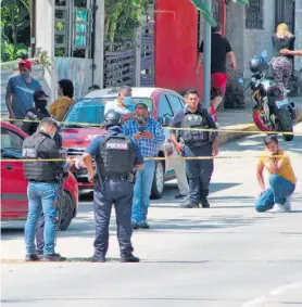  ?? GABRIEL LAGOS/EL SOL DE ORIZABA ?? El reportero fue asesinado en su automóvil en calles de Ixtaczoqui­tlán