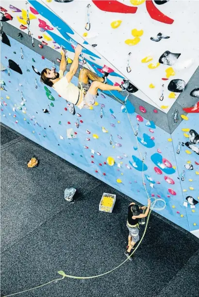  ??  ?? Chris Sharma escalant al seu nou recinte de Gavà, obert fa només una setmana