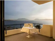  ??  ?? In Sicilia Il CDSHotels Terrasini, 803 camere, è immerso in un parco di 27 ettari e si affaccia sul Golfo di Castellamm­are. Ha un lido privato e una spiaggia raggiungib­ile in navetta. Tra i servizi 5 piscine, 4 ristoranti e 7 bar, oltre a un parco acquatico con il toboggan più alto d’Europa