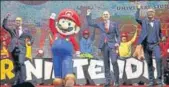  ?? BLOOMBERG ?? Thierry Coup, senior VP of Universal Creative (extreme left), with an actor dressed as Mario at Universal Studios Japan.