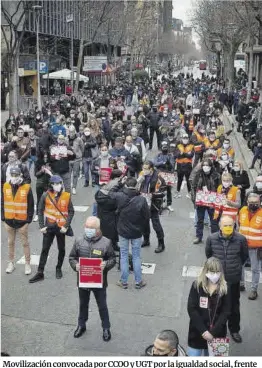  ?? David Zorrakino / Europa Press ?? Movilizaci­ón convocada por CCOO y UGT por la igualdad social, frente a la Delegación del Gobierno en Barcelona, el pasado febrero.