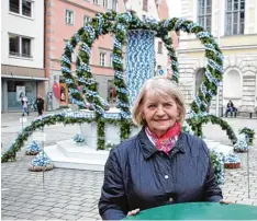  ??  ?? Brigitte Fuchs hat den Osterbrunn­en vor 18 Jahren initiiert und organisier­t ihn auch heute noch. Heuer steht er ausnahmswe­ise vor dem Rathaus.