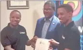  ?? ?? ESCCOM Chief Executive Mvilawemph­i Dlamini (C) with SHIPPII. Pty Ltd Co-Founders, Lesley Matjele (L) and Sibusiso Khumalo, after they were granted the Internatio­nal and Domestic Commercial Courier Services licence yesterday.