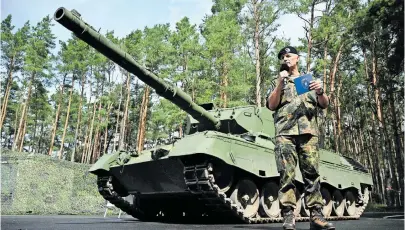  ?? [Reuters] ?? Europa rüstet auf. Im Bild: Andreas Marlow, Generalleu­tnant der deutschen Bundeswehr, vor einem Leopardpan­zer.