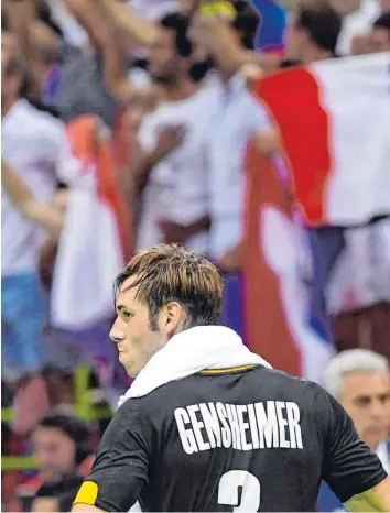  ?? Foto: Marijan Murat, dpa ?? Uwe Gensheimer erzielte elf Treffer für die deutsche Mannschaft. Aber am Ende feierten die französisc­hen Fans den 29:28-Erfolg ihrer Mannschaft.