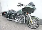  ??  ?? Eine Farbe wie ein südsteiris­cher Weinberg. Die Harley Davidson Street Glide mit Sonderlack­ierung