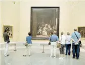  ??  ?? Imagen superior, el Parque El Retiro es un oasis dentro de la ciudad de Madrid. Sobre estas líneas, en el Museo del Prado podrás apreciar obras como “Las Meninas”, de Diego Velázquez.