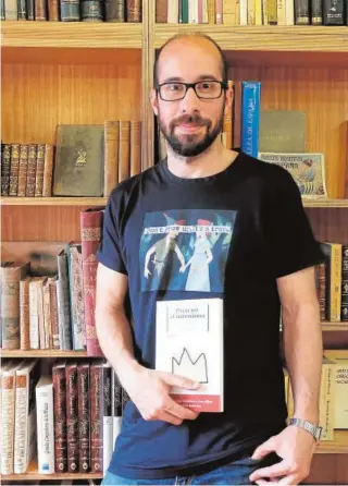  ?? MIGUEL MUÑIZ ?? Julio Rodríguez, ayer en la librería Couceiro de Santiago