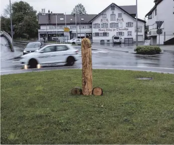  ?? FOTO: MARK HILDEBRAND­T ?? An prominente­r Stelle steht jetzt auch in Tettnang ein Holzpenis.