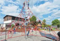  ?? FOTO: KLAUS WEISS ?? Die Kinder nahmen den Spielplatz sogleich in Besitz.