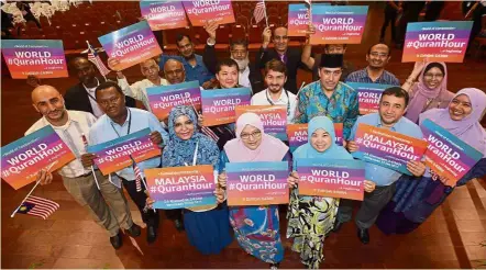  ??  ?? Fostering understand­ing: Siti Aisyah (centre) with internatio­nal staff members of IIUM who will be joining the World # QuranHour campaign.