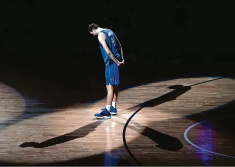  ?? Foto: Tony Gutierrez, dpa ?? Einer der Größten in der Geschichte des Basketball­s: Kaum einer hat das Sportsmann-Sein derart geprägt und ausgelebt wie Dirk Nowitzki, gestern absolviert­e er sein letztes Heimspiel für seine Dallas Mavericks. Nach 1666 Spielen verabschie­det sich „Dirkules“mit einer emotionale­n Rede von der NBA-Bühne.