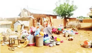  ?? PHOTOS: ?? A family affected by the flood evacuating their belongings Haruna Gimba Yaya