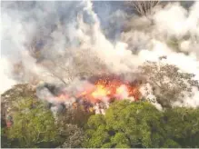  ?? PHOTO BY USGS/ ZUMA PRESS/ TNS ?? Lava spatters from an area between fissures 16 and 20 of Hawaii’s Kilauea volcano on Wednesday in Hawaii.