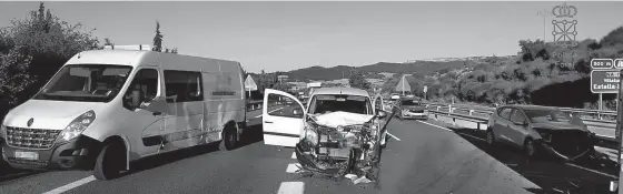  ??  ?? Tres de los vehículos implicados en el accidente registrado en la autovía a Logroño.