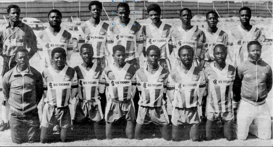  ?? ?? One-club man...Gerson (4th from left - back row) attired in the blue and white strip of his beloved Ingwe at the old Katutura stadium. Standing from left: Ephraim Dawid, Ernest ‘Celle’ Tjivikua, Tiwi Kaundje, Gerson ‘Wizard’ //Gowaseb, Max van Wyk, Lucas ‘Ruuka’ Isaacs, Hartmut Ndapewa ‘Bricks’ Hangula, Nathaniel ‘Alele’ Kapule. Kneeling from left: Frans ‘Forra’ Nicodemus, Donbaldt Akumani Shipanga, Dennis Ngelema Hatuikulip­i, Lucky Iyambo, Helmuth ‘Teenage’ Iyambo, Metuu ‘Mentos’ Hipondoka, Johannes Kumi Umati and George ‘Bandike’ Ochurub.