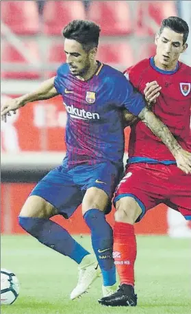  ?? FOTO: GARAL ?? Costas, presionado por Pere Milla El Barça B aguantó 80 minutos