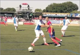  ??  ?? INTENSIDAD. Viti y Míchel Sanz luchan por controlar el balón durante el partido.