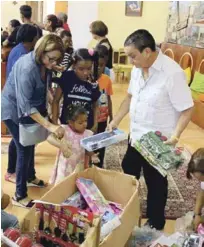  ?? LISTÍN DIARIO ?? Obsequios. El empresario Rafael Almánzar Alegría entrega juguetes a niños del sector La Nueva Barquita.