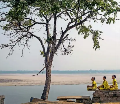  ??  ?? Small children training to be bramhachar­is meditate and pray under the tree in Bodh Gaya