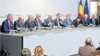  ?? EFE ?? Mensaje. El premier belga Charles Michel (centro) anuncia los cambios del gobierno de Bruselas.