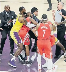  ?? FOTO: AP ?? LeBron sujeta a Paul, que se peleó con Rondo. El Lakers-Houston acabó mal