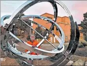  ?? MORGAN LEE/AP ?? Bill Donahue, a retired teacher and director of laboratori­es at St. John’s College, uses an armillary sphere in Santa Fe, N.M.
