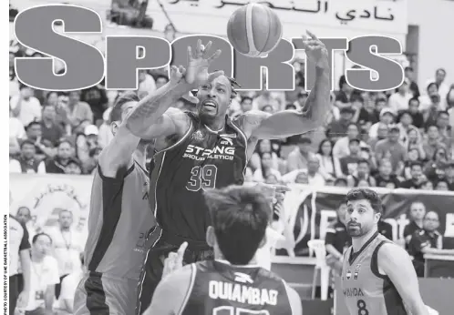  ?? ?? Strong Group-Philippine­s’ Dwight Howard loses the ball after being slammed by a Al Wehda defender.