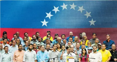  ?? FOTO AFP ?? El diputado Freddy Guevara junto a algunos miembros de la oposición, en la rueda de prensa de ayer, en Caracas.