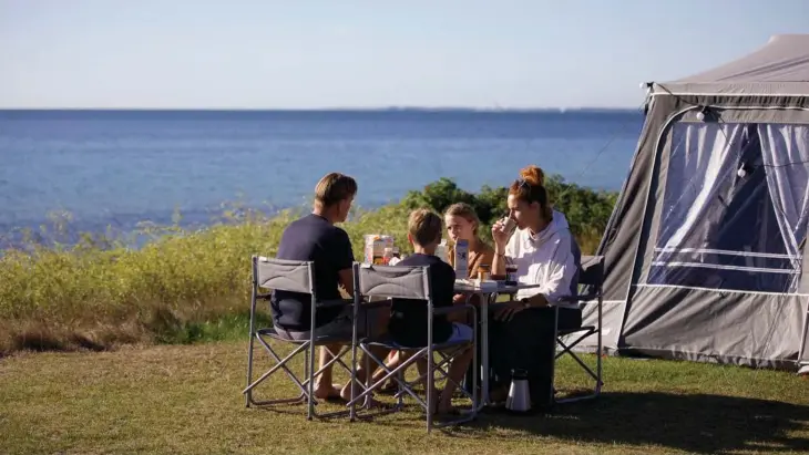  ?? ?? Både forteltet og havemøbler­ne er nogle af de ting, ingen campist bør undvaere, mener campingeks­pert Peer Neslein. Foto: LABAN Stories