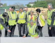  ??  ?? Laurent Wauquiez a été agréableme­nt surpris de découvrir que la pierre de lave provient de sa région l’auvergne.