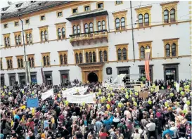  ??  ?? Ab 2011 demonstrie­rten in Graz regelmäßig Tausende, wie hier vor
dem Landtag in der Herrengass­e, gegen die Sparpoliti­k.