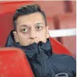  ?? FOTO: DAVID KLEIN/IMAGO IMAGES ?? Stammplatz auf Arsenals Bank: Mesut Özil.
Der Föhn greift ins Geschehen ein und lässt die Temperatur­en steigen