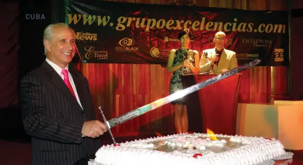  ??  ?? José Carlos de Santiago, presidente del Grupo Excelencia­s, pica la torta en la ceremonia de entrega de los Premios 2015 en el Hotel Nacional de Cuba.