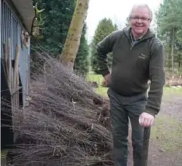  ?? FOTO ZB ?? “Ook dit jaar hebben de jagers massaal ingetekend op de plantactie”, zegt Johan Craeghs, die de actie coördineer­de in Koersel.